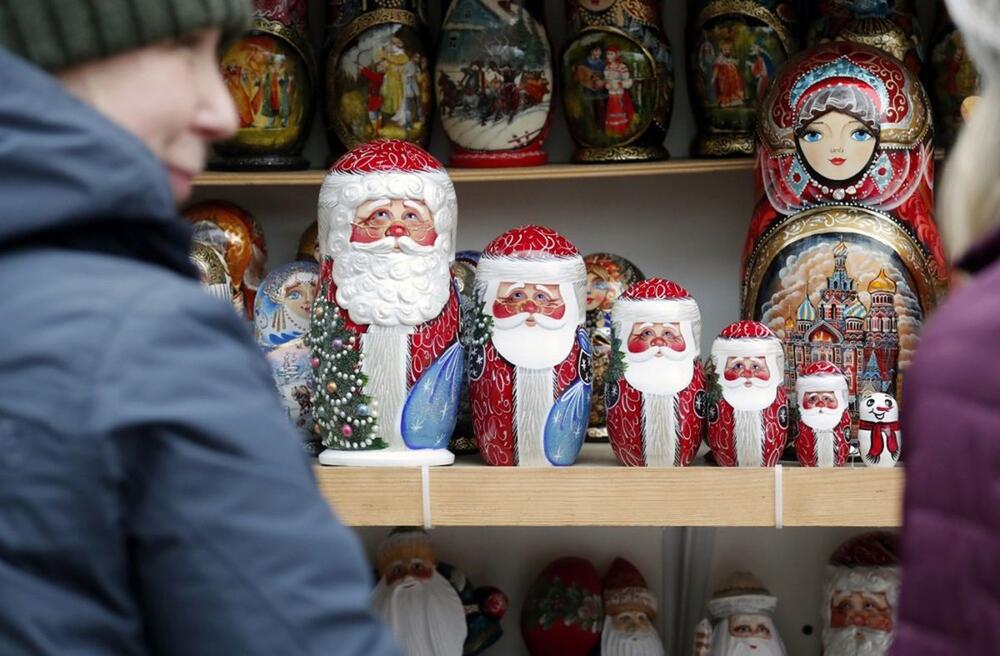 Matrjoške u obliku Deda Mrazana tezgi u Sankt Peterburgu tokom proslave Božića u Rusiji