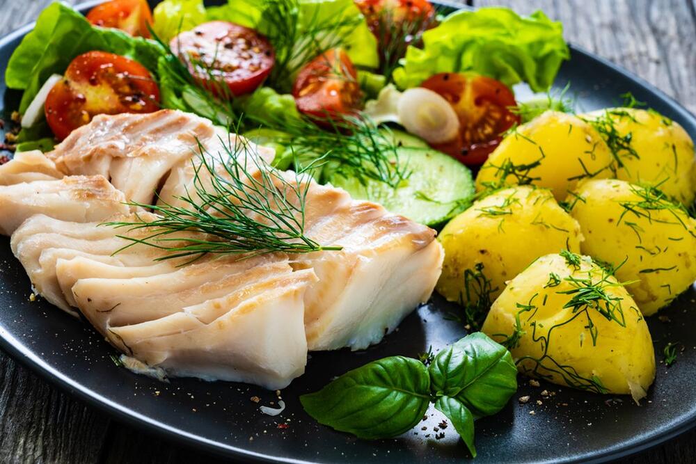 Ideja za posni ručak: riba, krompir i salata - zdravo, ukusno i zasitno!