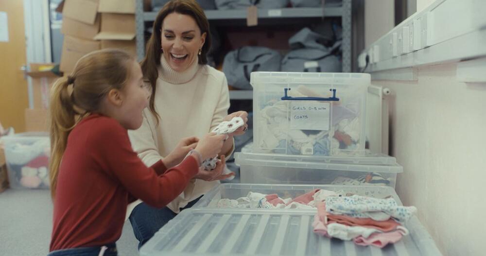 Kejt MIdlton odabrala je farmerke i belu roku za pripremanje božićnih paketića sa svojom decom princem Džordžom, princezom Šarlot i princem Luijem