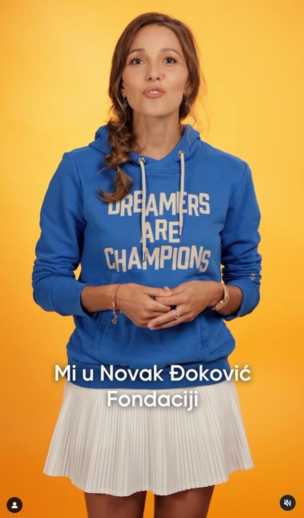 Jelena Đoković u sportskom duksu sa kapuljačom i mini-suknji