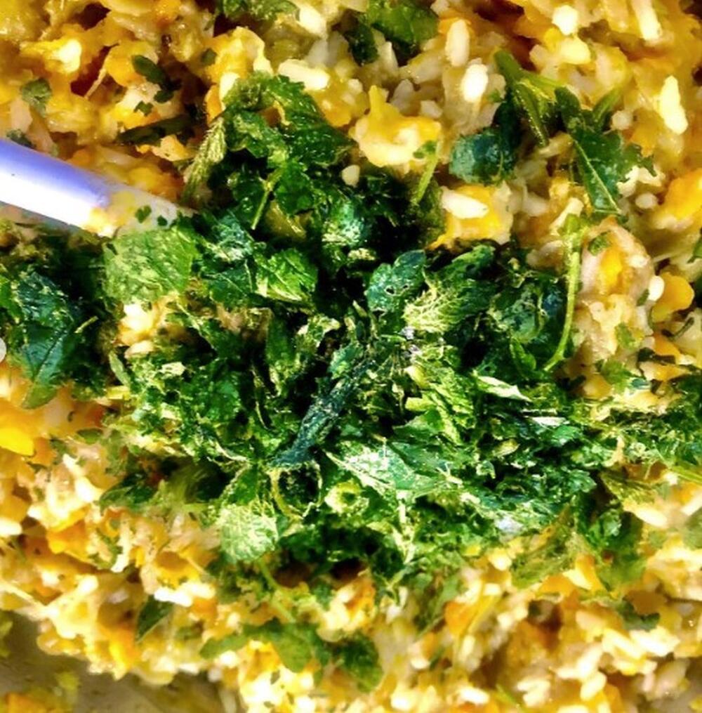 <p>Ako tražite ideju za posnu prazničnu trpezu, ova neobična, a izuzetno ukusna pita može biti pun pogodak.</p>