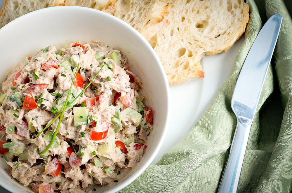 Posna salata sa tunjevinom i kikirikijem je sjajan izbor