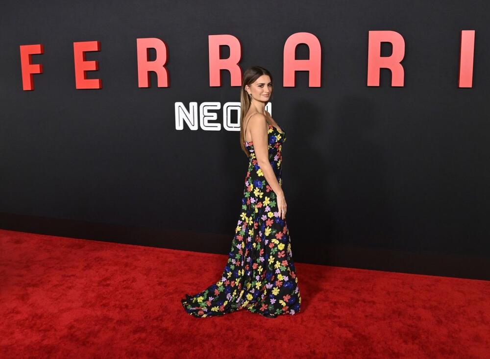 Penelope Kruz u Chanel cvetnoj haljini na losanđeleskoj premijeri filma "Ferrari"