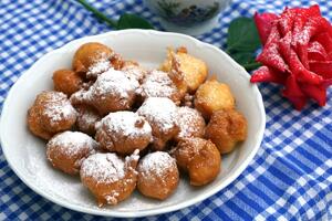Zimska poslastica gotova za tili čas: Preukusne fritule koje se tope u ustima, šupljikave, a spolja savršeno hrskave
