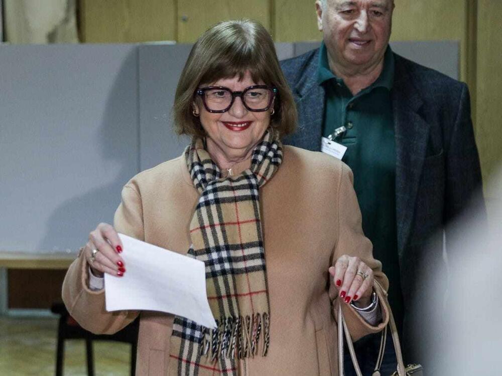 <p>U Beogradu su brojne poznati ličnosti iskoristile svoje pravo da glasaju na izborima.</p>