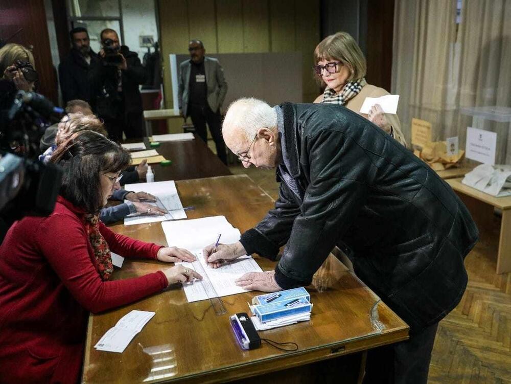 <p>U Beogradu su brojne poznati ličnosti iskoristile svoje pravo da glasaju na izborima.</p>