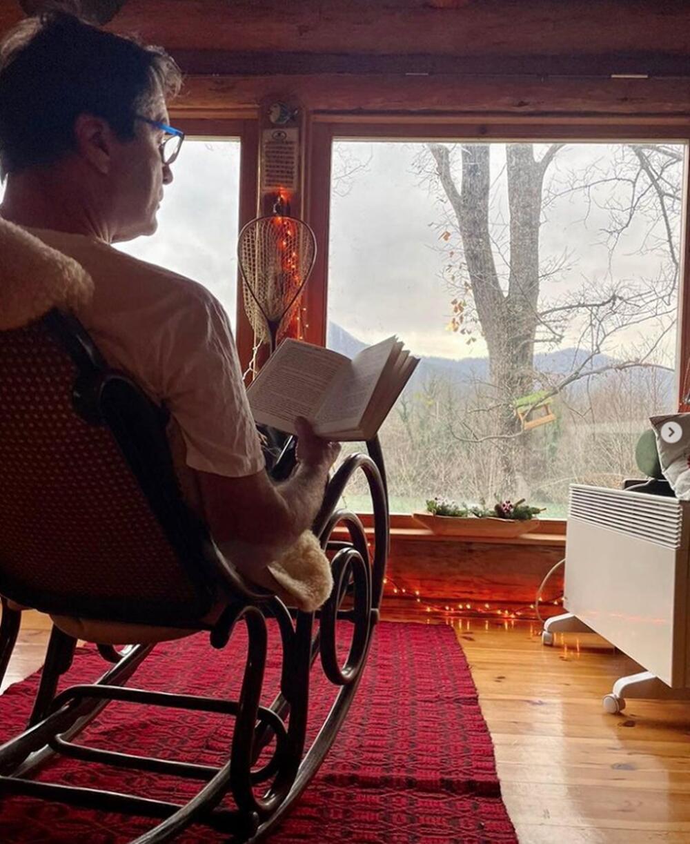 Jovan Memedović čita knjiga u svom domu u prirodi