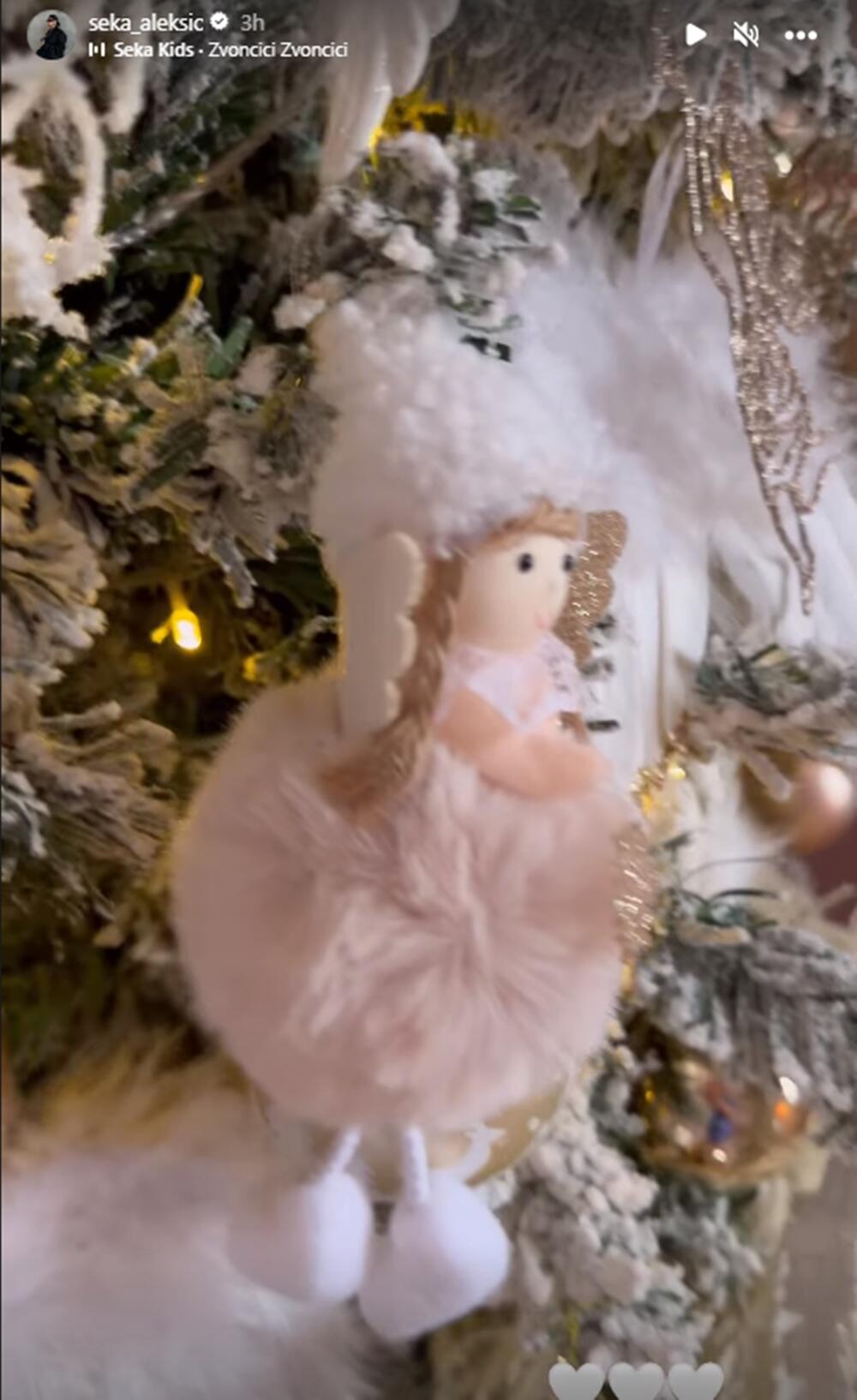 <p>Novogodišnja jelka Seke Aleksić je jedna od najlepših koju smo imali prilike da vidimo u domovima poznatih u ovoj zimskoj sezoni.  </p>