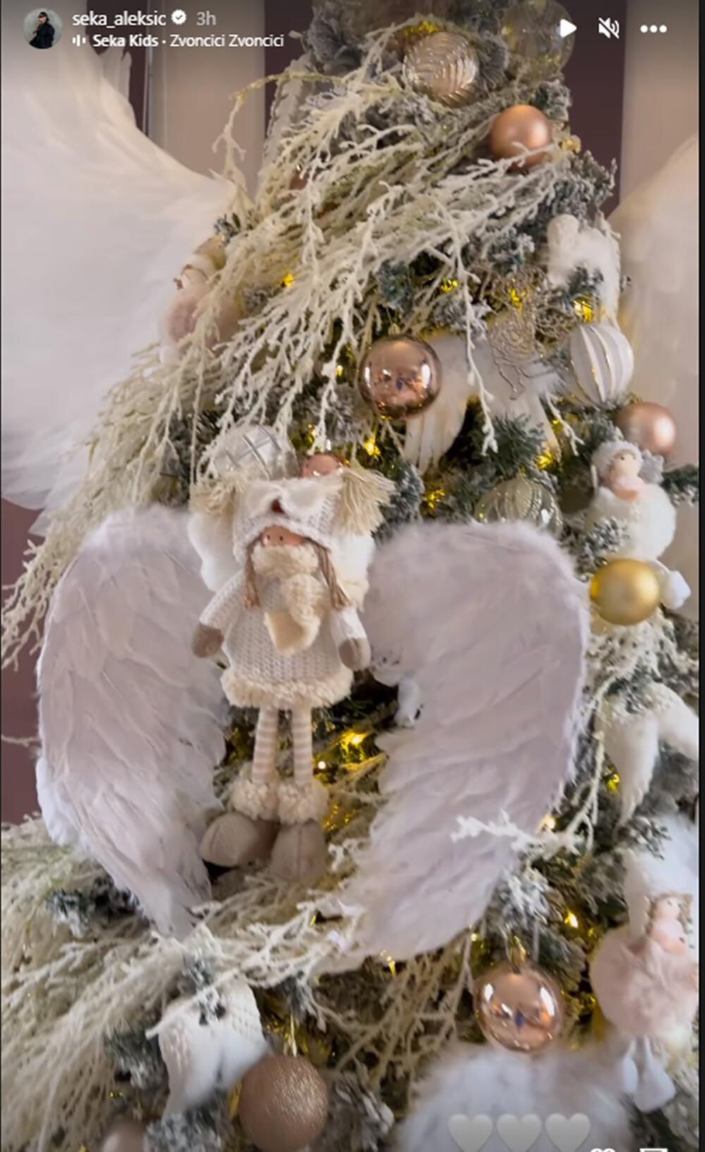 <p>Novogodišnja jelka Seke Aleksić je jedna od najlepših koju smo imali prilike da vidimo u domovima poznatih u ovoj zimskoj sezoni.  </p>