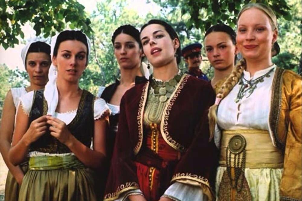 Bojana Bambić (poslednja s desne strane) u ulozi Zonine pratilje u filmu 'Zona Zamfirova'