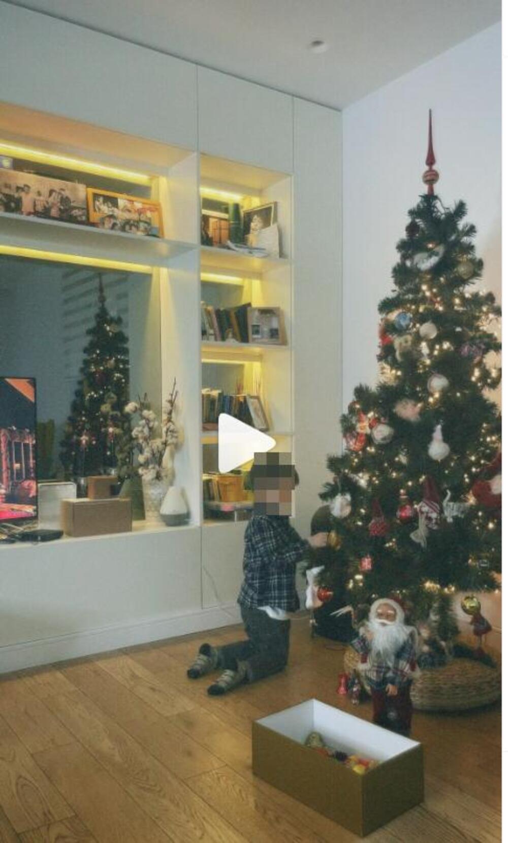 <p>Tamara Dragičević i njen sin Lazar dekorisali su pažljivo dom u duhu praznika.</p>