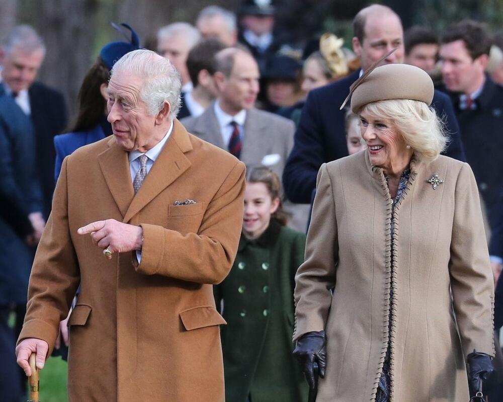 Kralj Čarls sa suprugom Kamilom u božićnoj šetnji