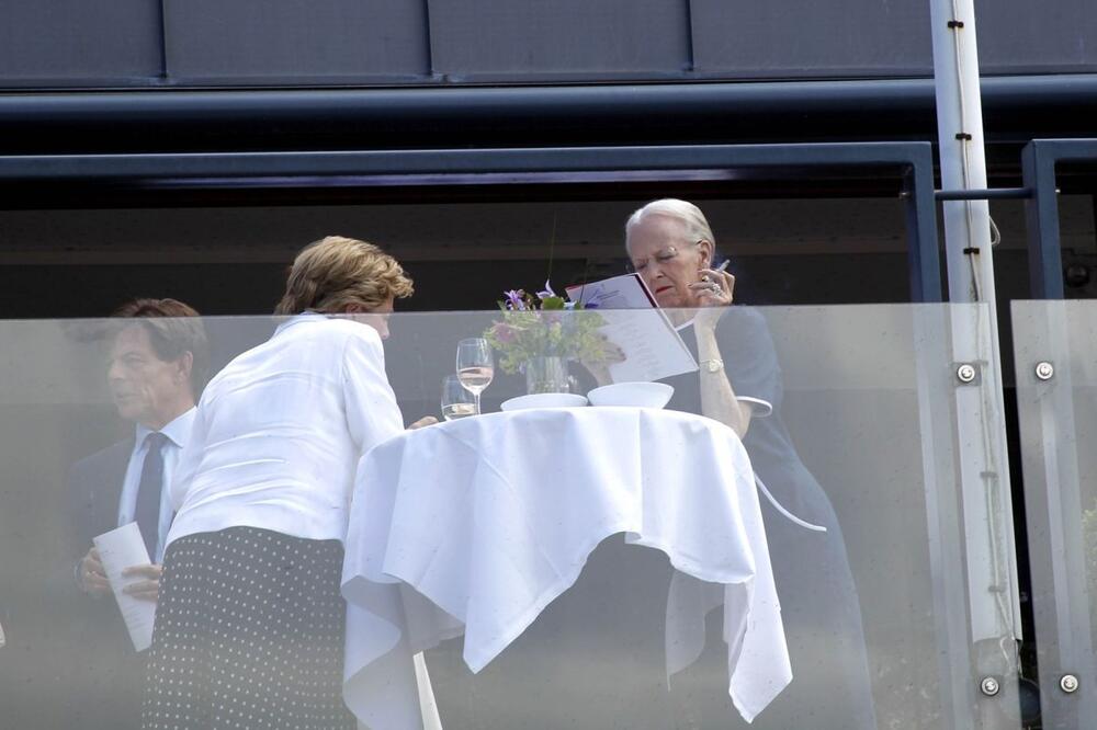 Danska kraljica Margareta sa cigaretom na terasi u Tivoliju