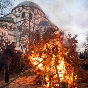 Zašto se baš badnjak unosi u kuću i pali na Badnje veče? Tradicija iza jednog od najstarijih srpskih običaja