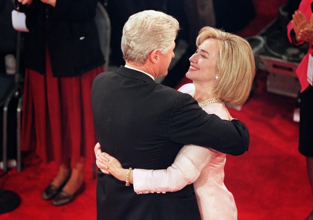 HIlari grli Bila Klintona posle debate tokom predsedničke kampanje devedesetih