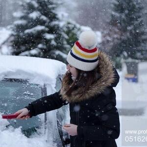 Brzo i bez muke: Evo šta vam treba da izbegnete dugotrajno čišćenje snega s automobila