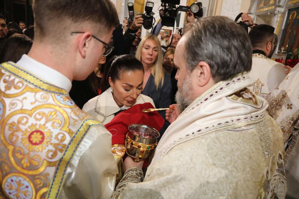 <p>U Hramu Svetog Save je održana ponoćna liturgija kojoj su prisustvovale brojne poznate ličnosti.</p>