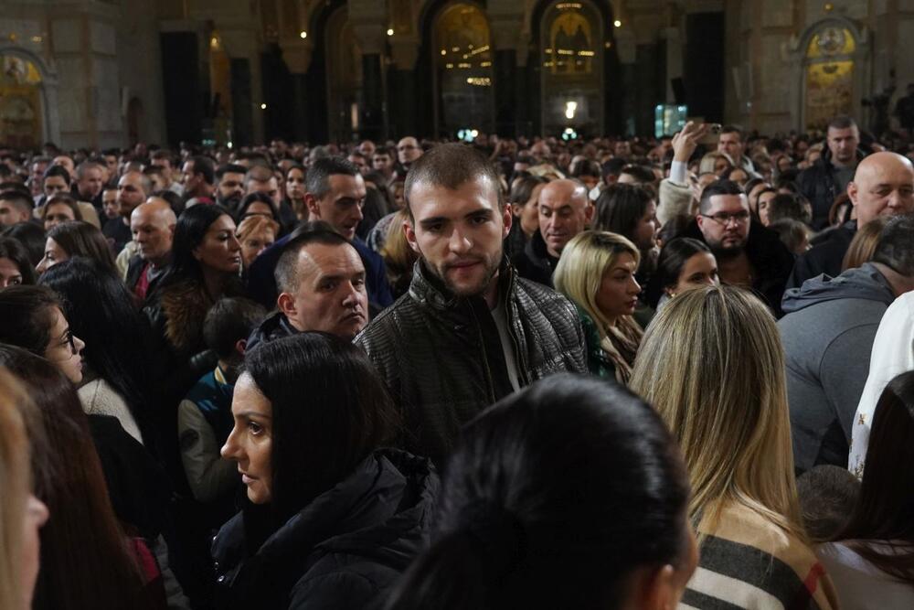 <p>U Hramu Svetog Save je održana ponoćna liturgija kojoj su prisustvovale brojne poznate ličnosti.</p>