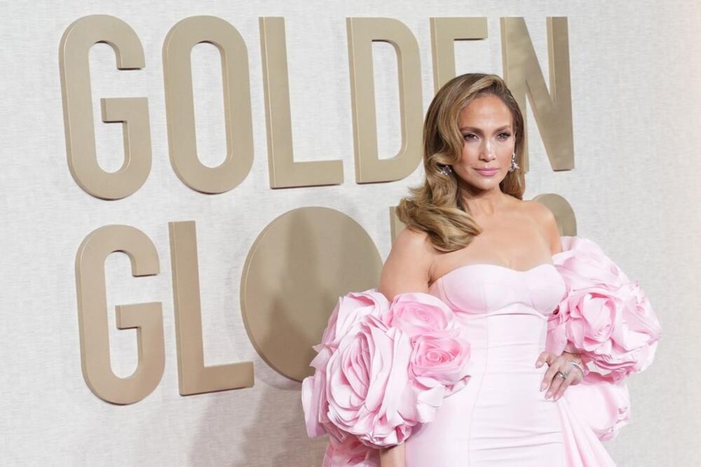 Nicole + Felicia Couture roze haljina Dženifer Lopez na dodeli Zlatnih globusa 2024.
