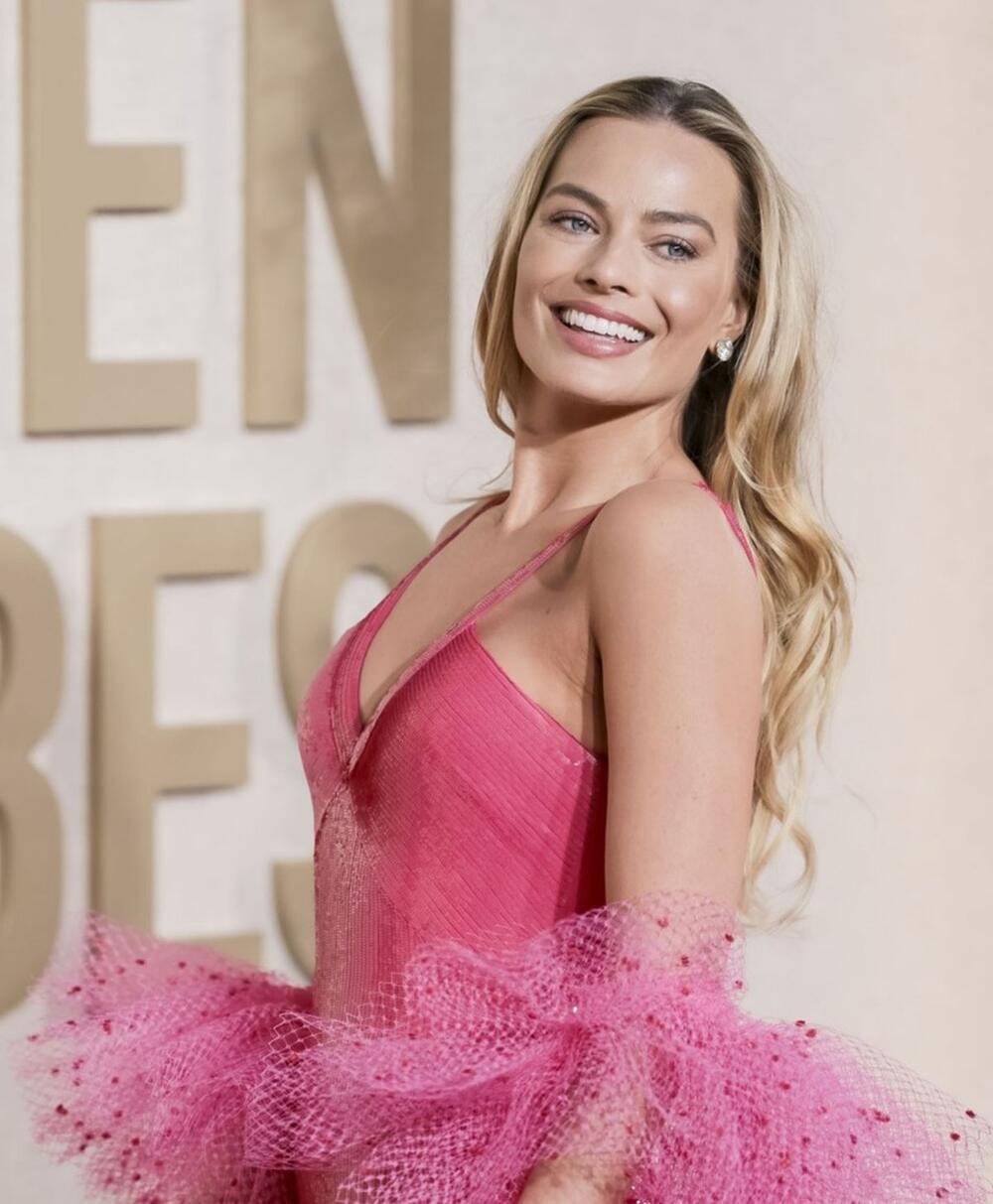 Australijska glumica na 81. dodeli Zlatnih globusa u Barbi modnom izdanju