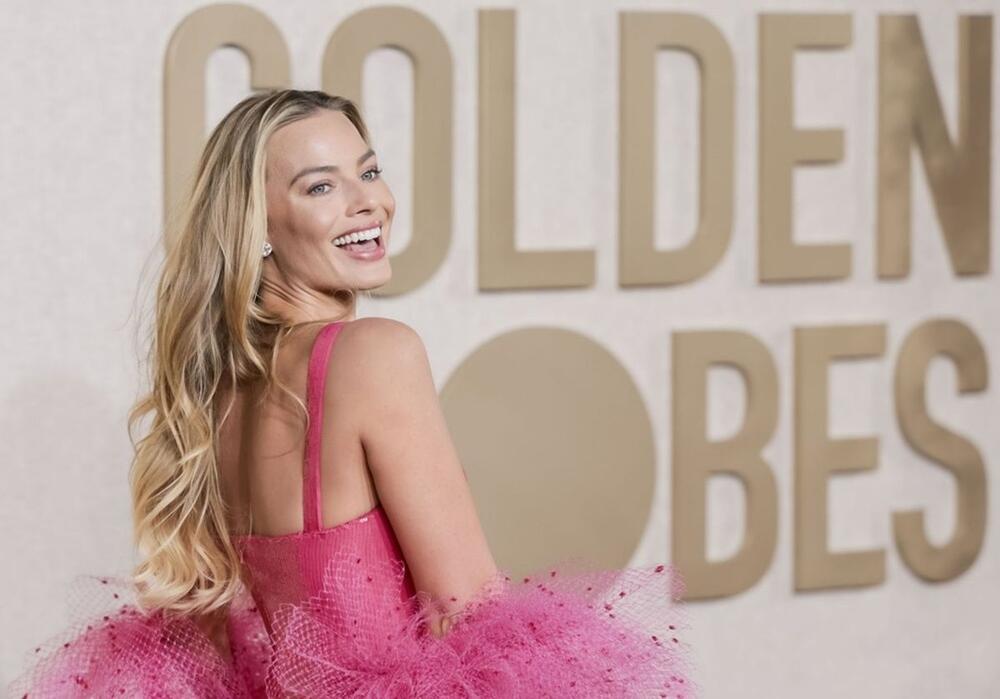 Australijska glumica na 81. dodeli Zlatnih globusa u Barbi modnom izdanju