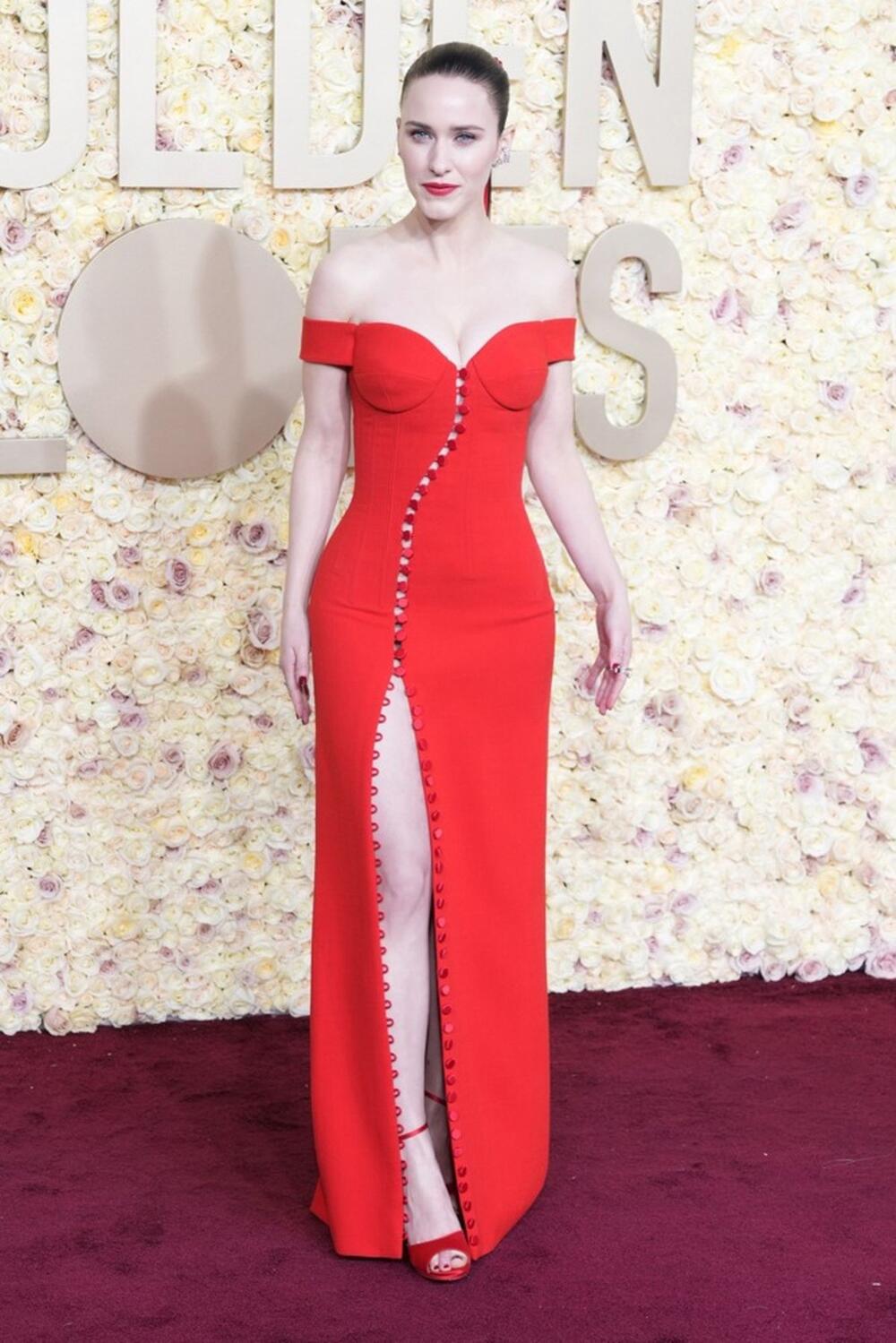 <b> Rejčel Brosnahan  </b>
Popularna glumica je odlučila da dođe u crvenoj haljini s dubokim šlicem i dekolteom, a iako je u pitanju vrlo elegantno izdanje uz odmerenu dozu seksepila, kritizeri su saglasni da je mogla da odabere nijansu prikladniju uz njen ten.