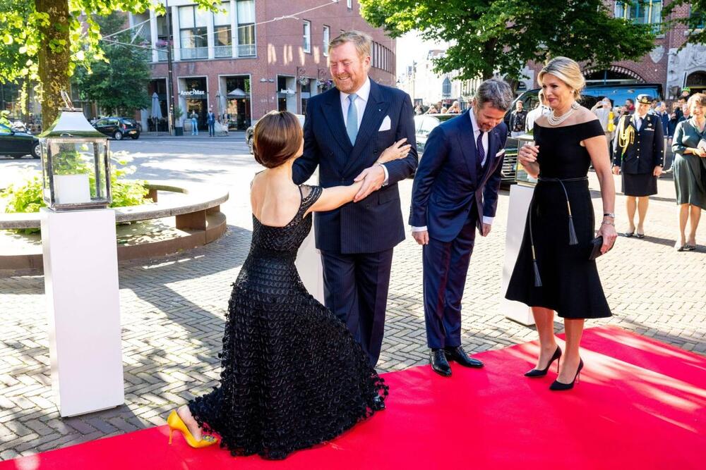 Princeza Meri se klanja holandskom kralju Vilemu-Aleksandru