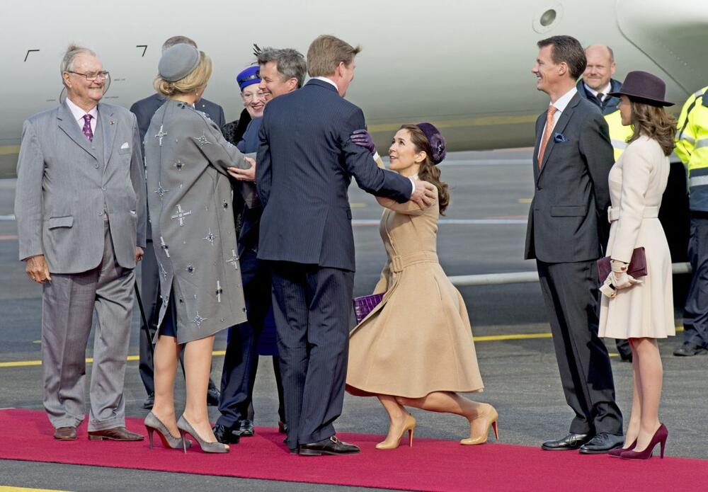 Princeza Meri pri susretu s holandskim kraljem Vilemom i kraljicom Maksimom