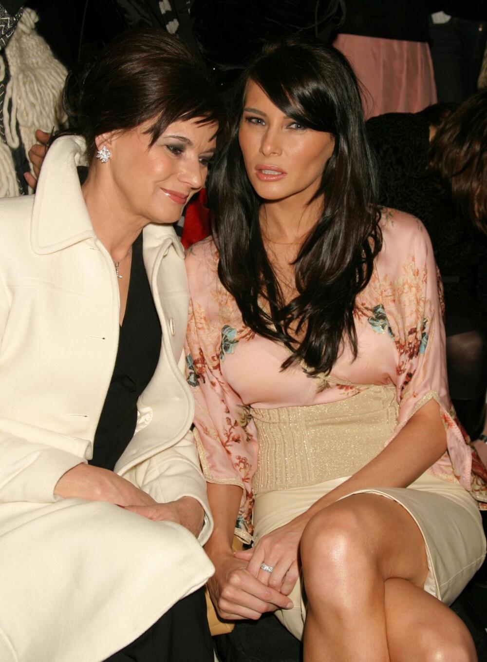 Amalija Knavs i Melanija Tramp na modnoj reviji 2004. godine