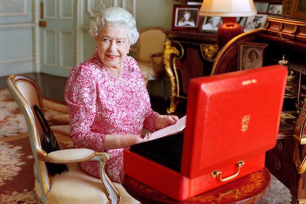 Kraljica Elizabeta sa svojom 'crvenom kutijom'