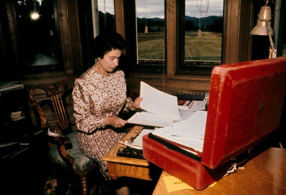Kraljica Elizabeta sa svojom 'crvenom kutijom' 1972.