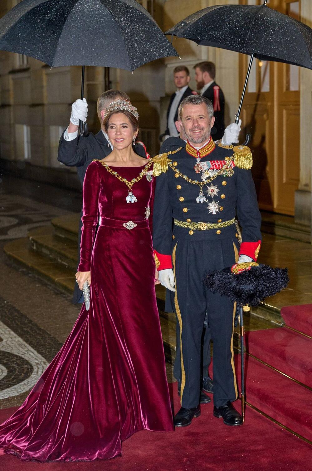 <p>Meri od Danske bila je elegantna u potpuno belom ansamblu kada se danas pojavila na balkonu zamka Kristijansborg da bi zvanično postala kraljica.</p>