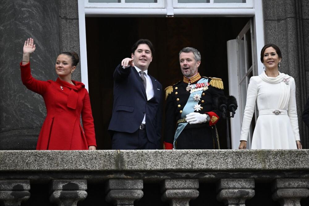 <p>Meri od Danske bila je elegantna u potpuno belom ansamblu kada se danas pojavila na balkonu zamka Kristijansborg da bi zvanično postala kraljica.</p>