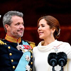 Hiljade ljudi se divilo njenom KRALJEVSKOM STAJLINGU: Nova kraljica Danske očarala KREACIJOM s kojom NEMA GREŠKE