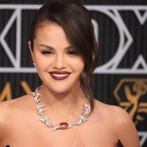 Gola haljina optočena STOTINAMA HILJADA ŠLJOKICA: Selena Gomez je za dodelu Emi nagrada sačuvala — MODNU MAGIJU
