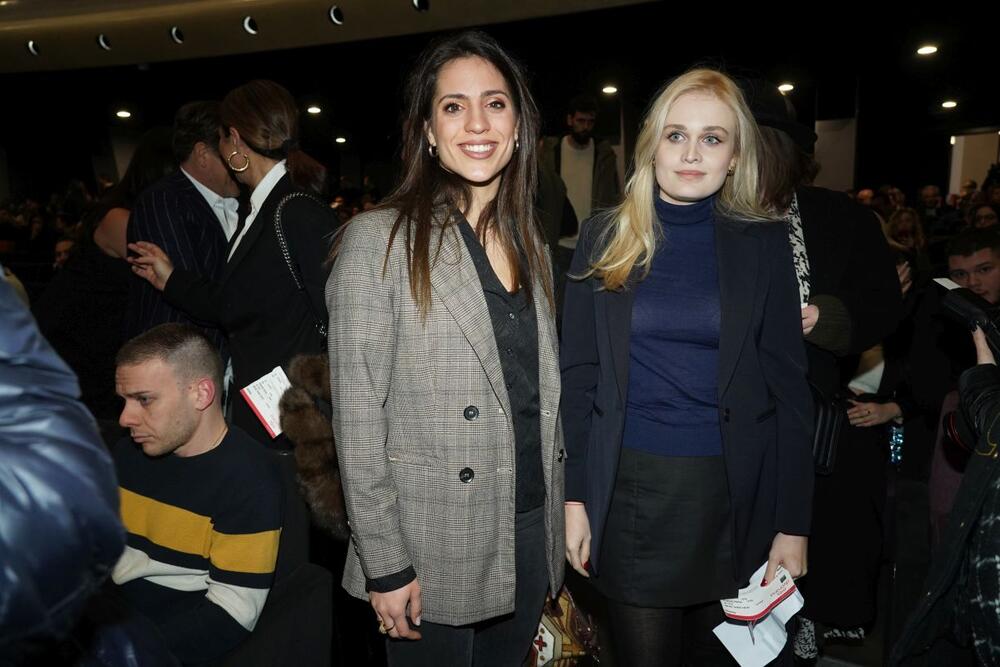 <p>Glumica Mina Sovtić došla je na premijeru filma "Nedelja" sa svojim tatom, prijateljem pokojnog Džeja Ramadanovskog.</p>
