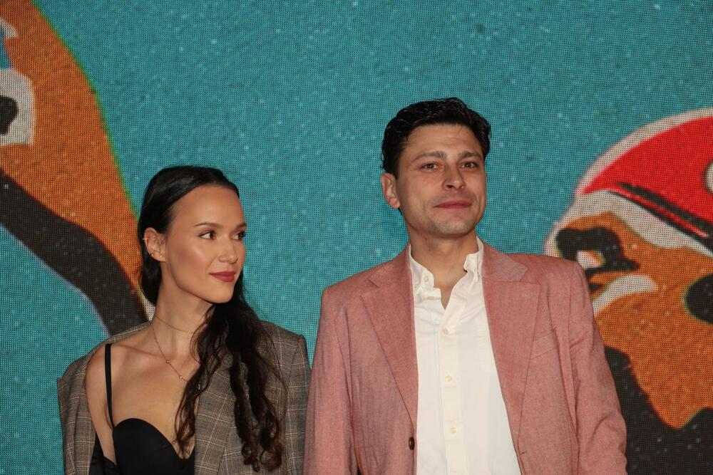Marko Janketić sa suprugom na premijeri filma 'Nedelja'