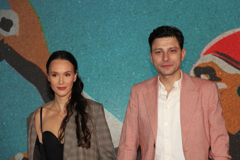 <p>Glumac <strong>Marko Janketić </strong>na premijeri filma "Nedelja" pojavio se sa prelepom suprugom Marijom.</p>