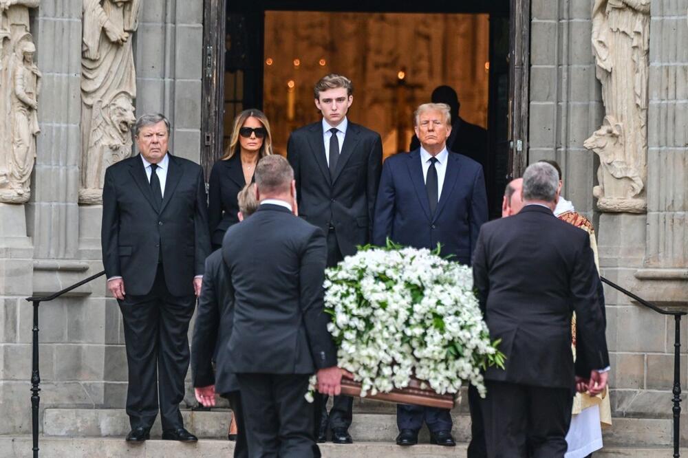 Porodica Tramp sa sahrani Amalije Knavs, majke Melanije Tramp