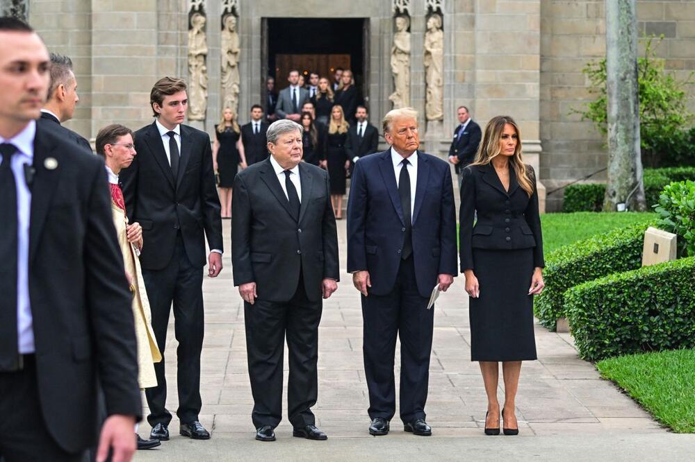 Viktor Knavs, Donald, Melanija i Baron Tramp sa sahrani Amalije Knavs, majke Melanije Tramp