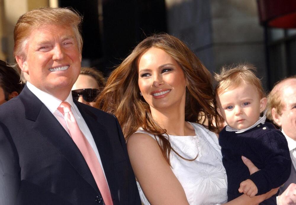 Donald i Melanija Tramp sa sinom Baronom malo nakon navodnih događaja
