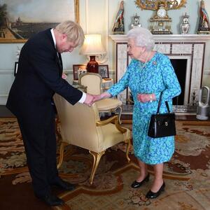 Ugostila ga, primila u svoj dom, a on pokušao da je PREVARI: Zašto je kraljica Elizabeta bila besna na Borisa Džonsona?
