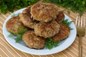 5 minuta pre prženja dodajte ovo u mleveno meso: Trik da pljeskavice budu mekane, sočne, a da ne upiju mnogo ulja