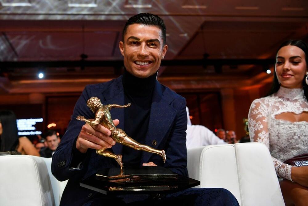Kristijano Ronaldo primio je Maradona nagradu u društvu verenice Georgine Rodrigez