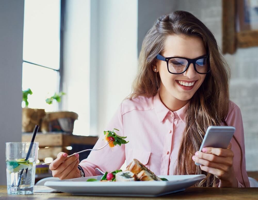 Gledanje u telefon tokom jela nije dobra ideja ako želite da smršate