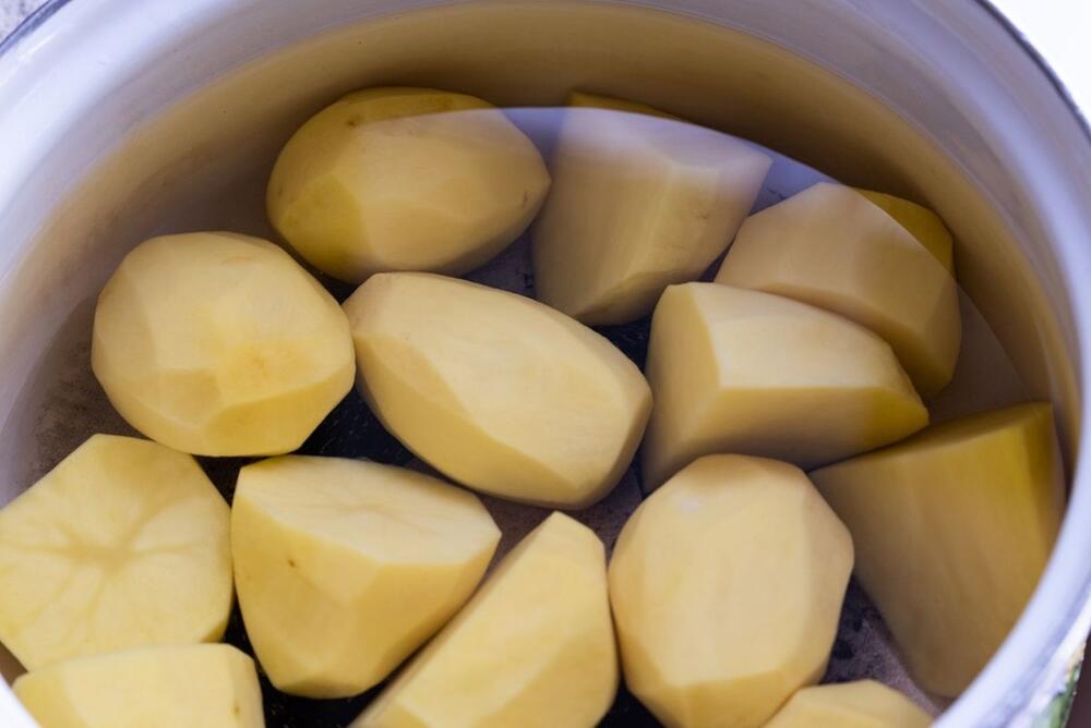 Potapanje krompira u vodu pre kuvanja i pečenja - da ili ne?