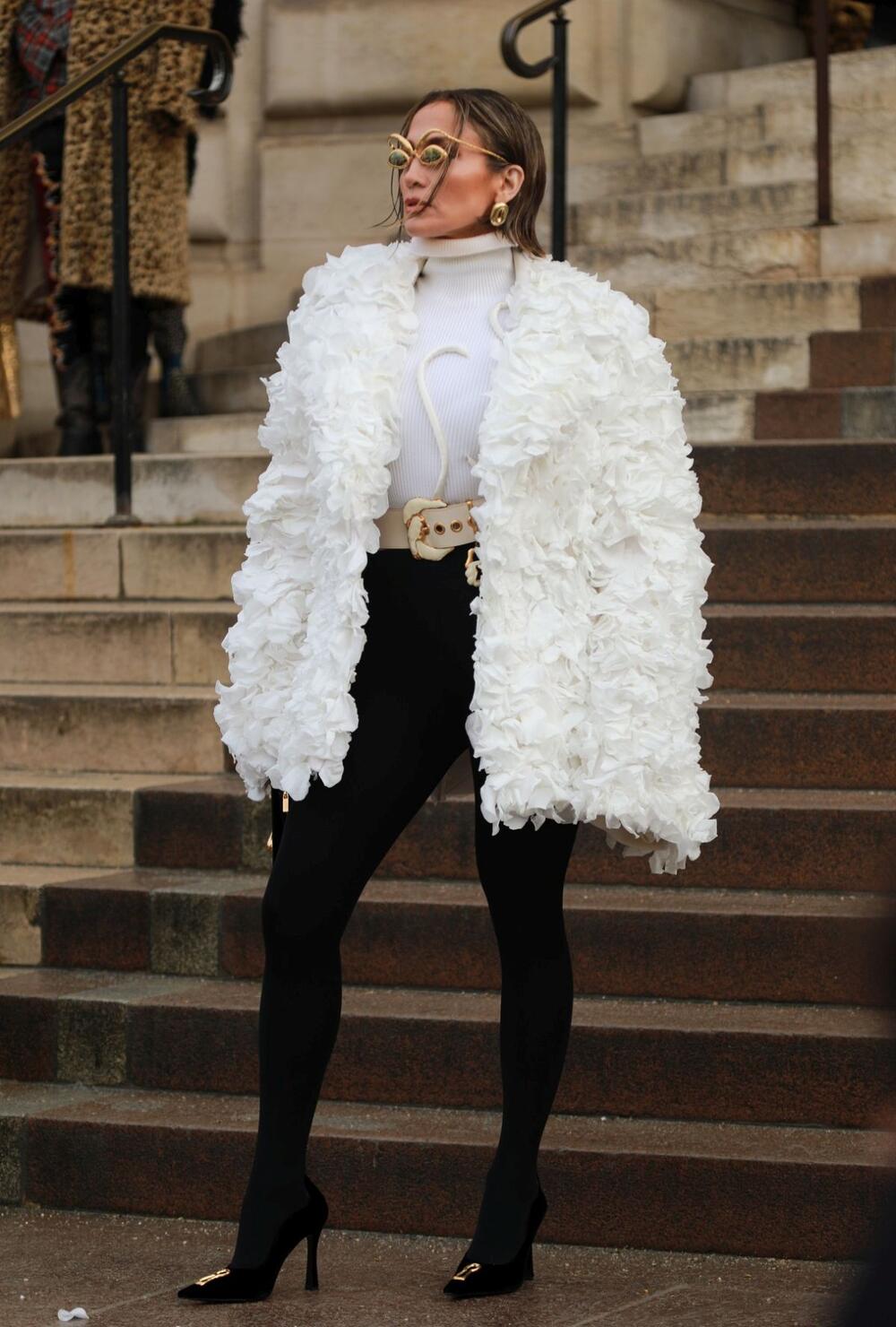 <p>Dženifer Lopez zadivila je sve u haljini ukrašenoj cvećem na reviji visoke mode Elie Saaba u Parizu</p>