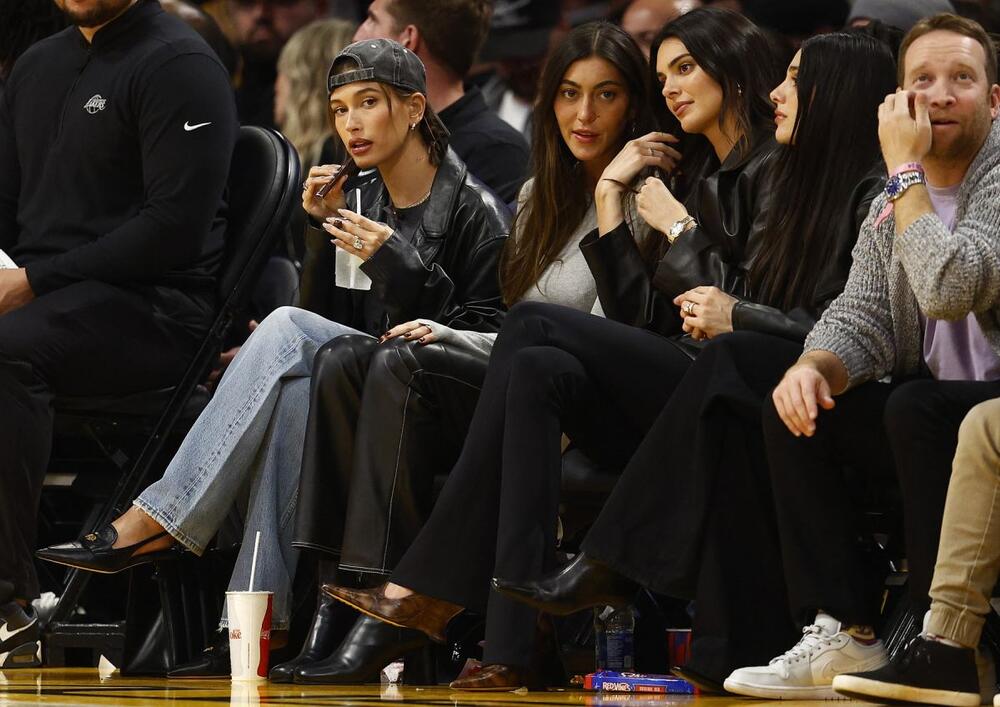 Hejli Biber i Kendal Džener s prijateljicama na NBA meču