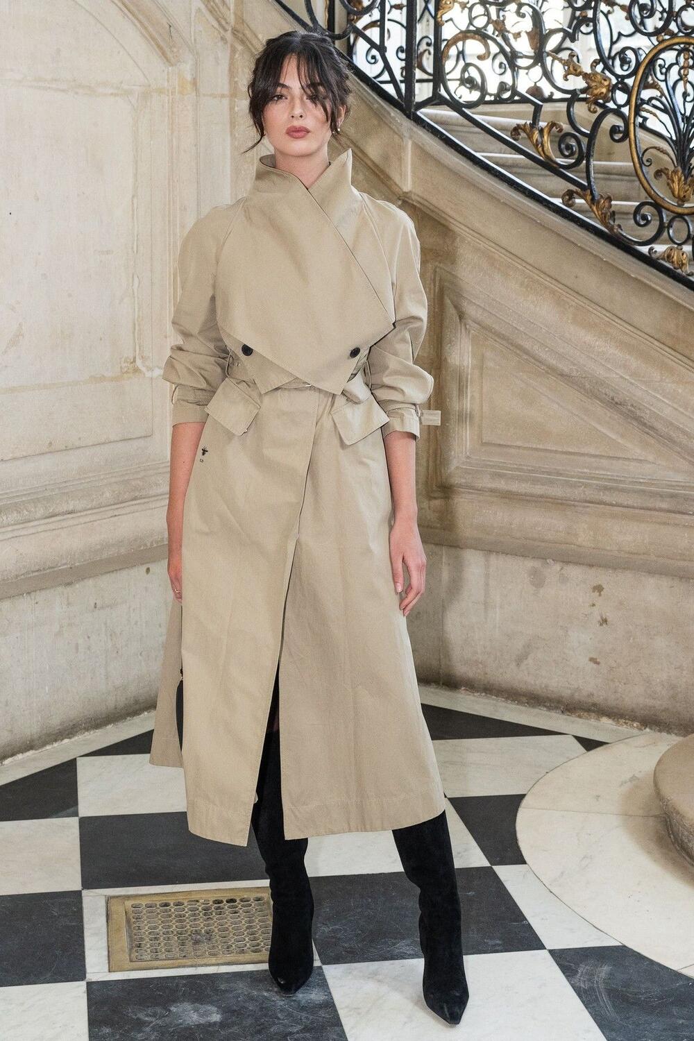 Deva Kasel u Dior mantilu na nedavnoj reviji u Parizu