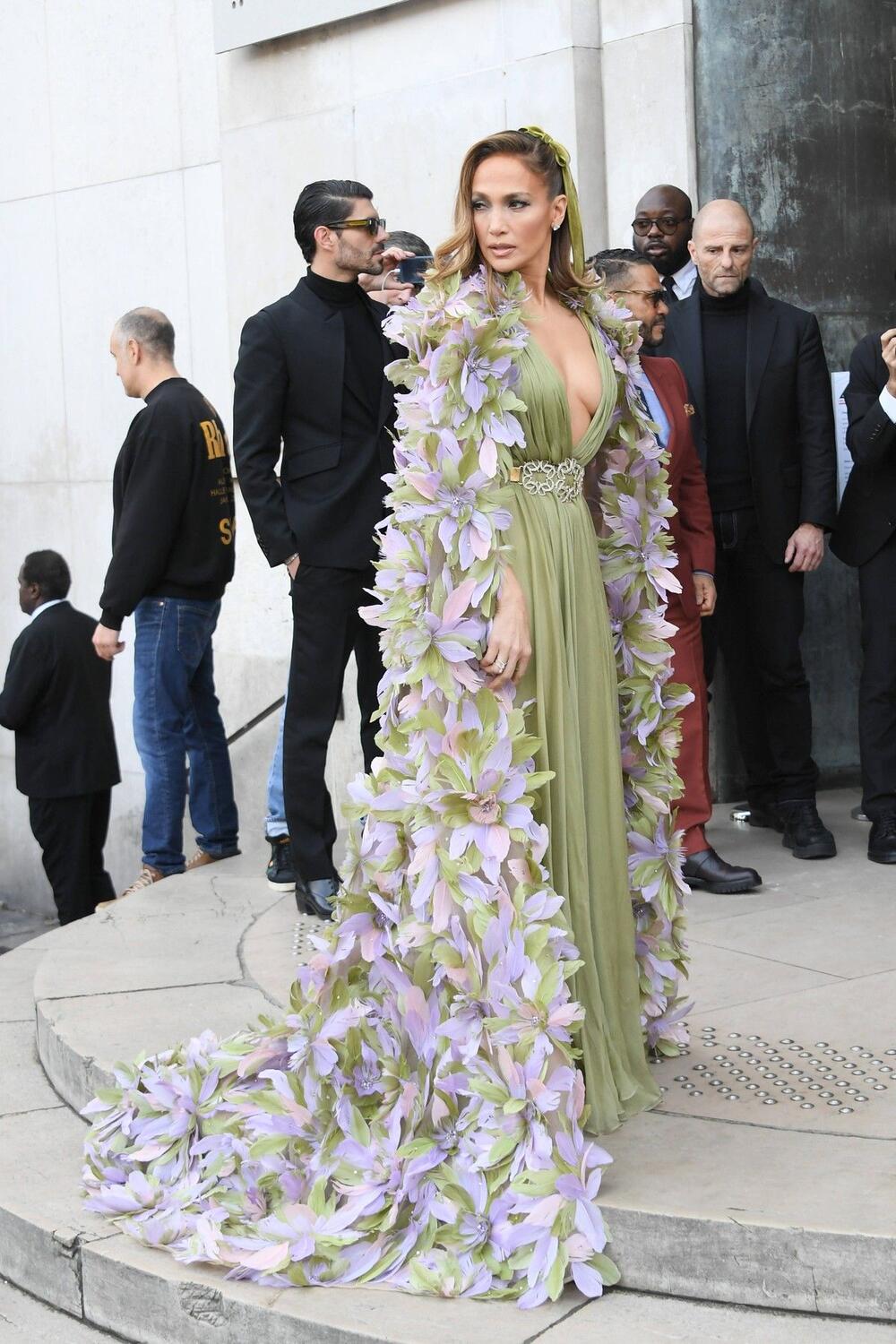 <p>Dženifer Lopez zadivila je sve u haljini ukrašenoj cvećem na reviji visoke mode Elie Saaba u Parizu</p>